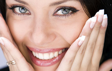 Matching the shade of porcelain veneers to a patient's teeth